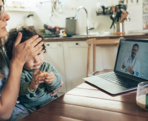 Patienten beim Arzt per Videocall
