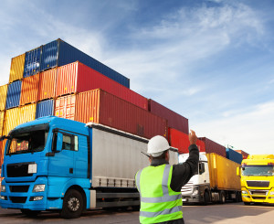 Lastwagen im Containerhafen