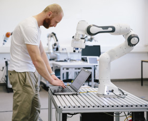 Ingenieur mit Roboterarm