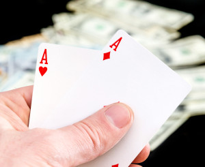 Pokerhand mit Geld