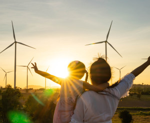 Familie vor Windturbine