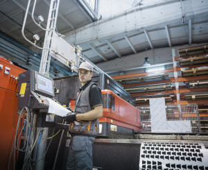Abbau Industriezölle: Junger Arbeiter in einer Fabrik