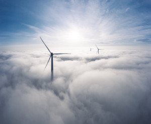 Windturbinen über Wolken