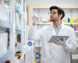 Farmacista conta scorte farmaci