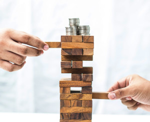 Geschicklichkeitsspiel Wackelturm mit Geld darauf  