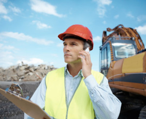Arbeiter in gelber Weste telefoniert