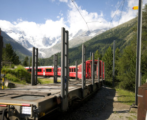 Güterwagen der Albulabahn in der Alpenlandschaft
