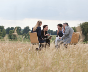 Geschäftsleute haben ein Meeting in der Natur