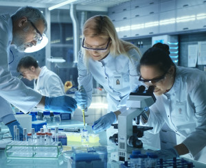 Gruppe von Wissenschaftlern arbeitet zusammen.