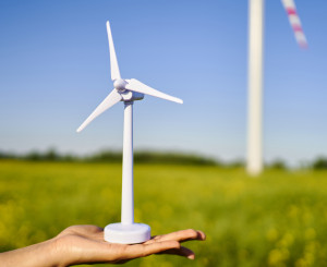 Kleine Windturbine vor einen grossen Windturbine
