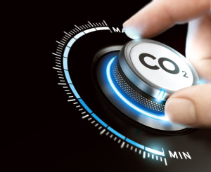 Hand dreht an Schalter mit CO2-Aufschrift