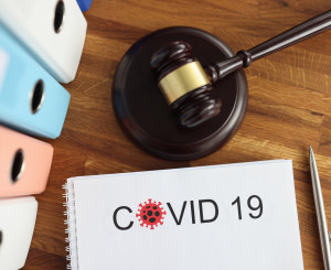 Gesetzeshammer mit Skript über Covid