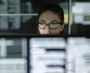 Frau schaut auf Monitor