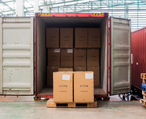 Pakete vor dem Einladen in einen Container