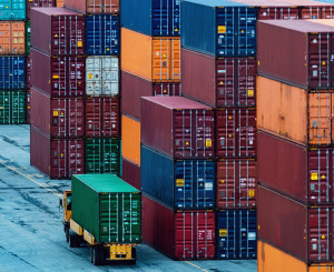 Lastwagen mit Container in Containerhafen