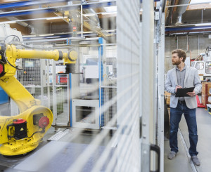 Ingenieur begutachtet Industrieroboter