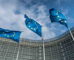 EU-Flaggen im Wind