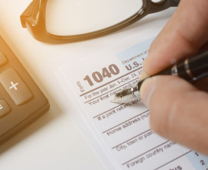 Personne qui remplit une déclaration fiscale