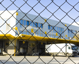 Hag vor Logistikzentrum mit Lastwagen im Hintergrund