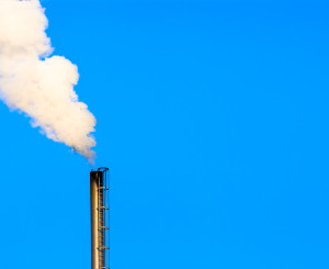 Une cheminée d'usine qui fume