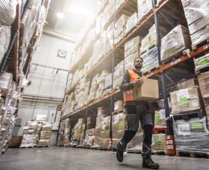 Lagerarbeiter trägt Paket