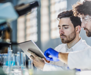 Zwei Forscher analysieren eine chemische Auswertung
