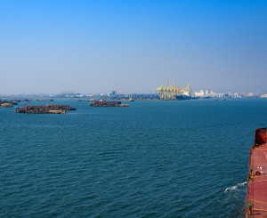 Frachtschiff fährt den Hafen von Semarang an, Java, Indonesien