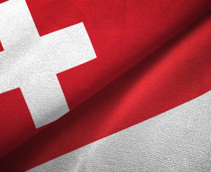 Überlappende Flaggen der Schweiz und von Indonesien