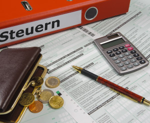 Steuererlkärung mit Geldbeutel