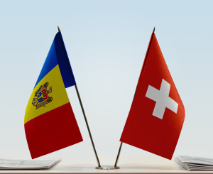 Flaggen von Moldawien und der Schweiz