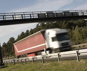 Lastwagen fährt auf Autobahn