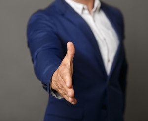 Geschäftsmann offeriert einen Handshake