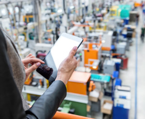 Mensch bedient ipad in Fabrik