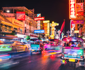 La circulation dans les rues de Bangkog de nuit