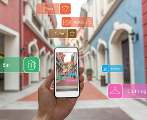 Dans la rue. Une main tient un smartphone.