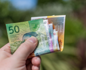 Hand hält Geld