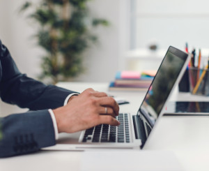 Person arbeitet auf Laptop