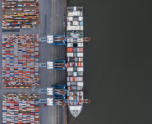 Containerschiff im Hafen