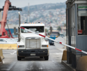 Lastwagen wird an einer Schranke durchgelassen
