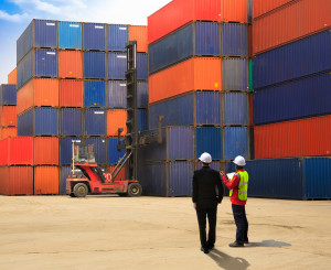 Containerstapel zwei Männer die darauf zughen 