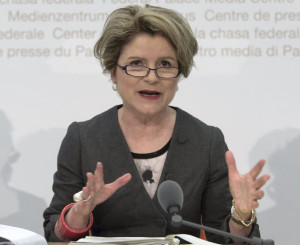Frau am Gestikulieren