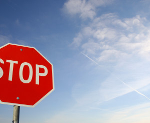Stopschild vor blauem Himmel