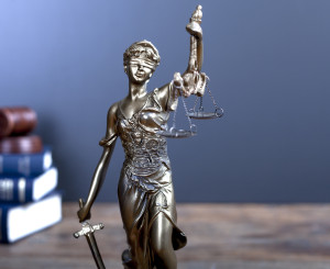 Justizia vor Büchern