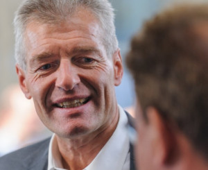 Heinz Karrer dans une discussion