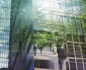 Hochhaus mit Bäumen als Reflexion