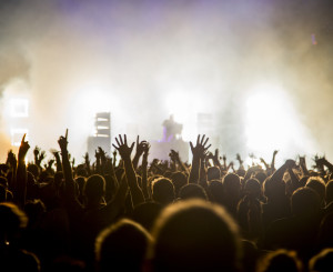 Jubelnde Menschen bei einem Konzert