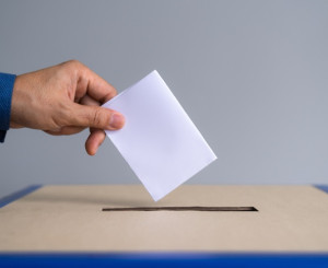 Nein zur 99% Initiative, Hand wirft Abstimmungszettel ein