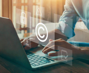 Laptop mit Copyrightzeichen