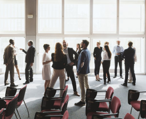 Gruppe von Leuten in einer Diskussion