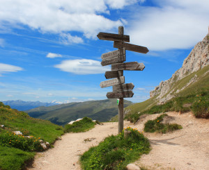 Wegweiser auf einem Bergweg